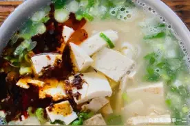 洛阳最正宗的豆腐汤，5块钱一碗喝到爽，没有桌子趴板凳上喝图片