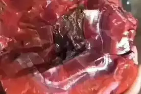 他把房子卖了，花500000买南红原石！切开后，房子没了图片