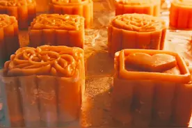 广式月饼怎么做？花纹油亮好看，蛋黄美味诱人，5分钟你也能学会图片