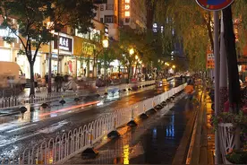 手持相机记录雨后太原柳巷美丽夜景，看奥林巴斯相机直出效果图片