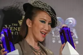 真是服了李玟！穿“铁链”真空上镜秀身材，网友直呼：受不了图片