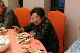 博古长女秦摩亚，执教40年对己苛刻，龙铮吐槽：用洗菜水冲厕所图片