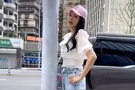 52岁伊能静偶像包袱全无，街头对着路灯杆练舞，被赞太接地气图片