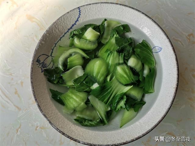 油菜和香菇天生是一对，素炒更美味，油菜翠绿，香菇味美下饭
