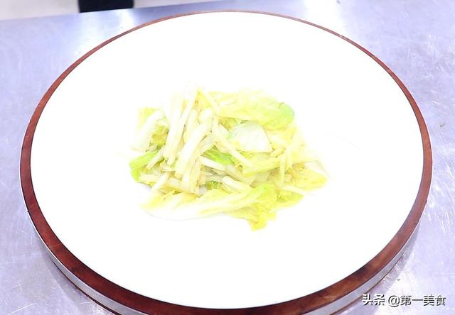 白菜和草鱼一起做，原来这么好吃，掌握这个关键，汤汁浓白鲜香