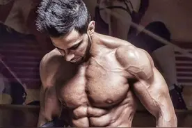 健身小哥拥有10块腹肌，同时减脂和练腹，你也能练出迷人腹肌图片