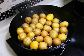 土豆放锅里蒸一蒸，我家3天2头吃，80岁奶奶偷教妙招，真香啊图片