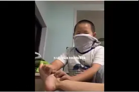 笑cry！当弟弟太卑微！网友：我要捏脚，弟：1234哪个套餐图片