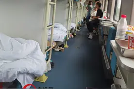 K15列车乘客：被困近50小时 车上未断水断电图片