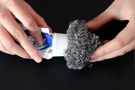 牙膏上放一个旧钢丝球，原来这么省钱和实用，家家厨房都需要