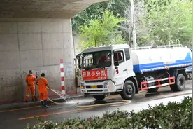 探访北京旱河路铁路桥：地上满是淤泥，水痕线最深处近两米，居民称这座桥几乎没积过水，可能短时间雨太大了图片