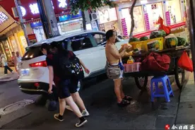 “光咚咚”男子摆地摊  霸占马路致行人车辆通行难图片