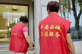 这个美国人到中国后，与北京大妈打成一片，太有意思了图片