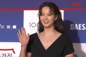 韩国青龙奖：刘亚仁二夺影帝实至名归，红毯集体翻车被嘲像电灯泡图片