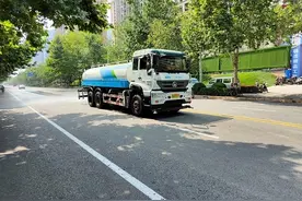 石家庄洒水车改良啦！驾驶员可随时调整洒水范围，有效避免洒溅行人图片