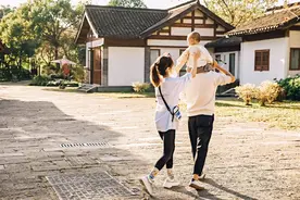 儿子爱摸妈妈乳房？别慌，过来人是这么处理的图片