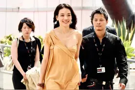 “性感女郎”舒淇真开放！连衣裙把袖子绑在身上，保镖都看直了眼图片