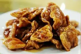 美食分享：焦溜牛肉片、鱼香茄子、凉拌木耳的简单做法图片