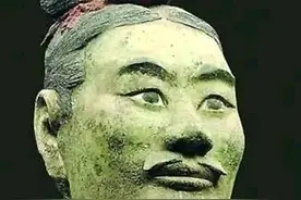 秦皇陵里有个神秘的兵马俑，到现在无法解释，仅向世人展示过四次图片