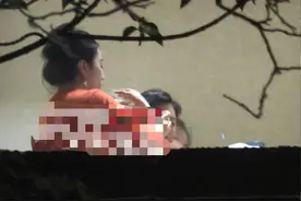 范冰冰和田海蓉聚餐，前者戴大宝石耳环太贵气，还频点头模样乖巧图片