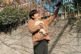 李敏镐真洋气，学女生穿毛衣塞衣角腿长1米9，同狗拍广告太调皮图片