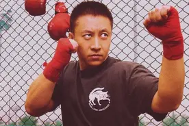 李旭：时薪28万、能用筷子击穿钢板，巴菲特点名让他护卫图片