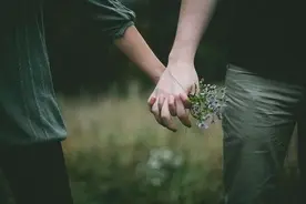 爱上一个人从接吻开始图片