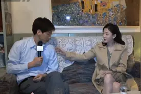 白宇央视采访紧张到嗑瓜子，还在央视直播中嗦面，网友直呼没包袱图片