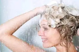 女性洗头时，日常做好3件事，脱发量减少，头皮屑悄悄溜走！图片