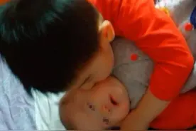 哥哥喜欢亲近妹妹，妹妹却莫名哭闹，妈妈掀开妹妹衣服失声痛哭图片