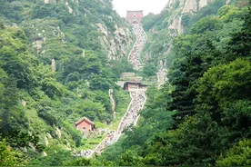 泰山上写着"虫二"两字，日本人问专家不能答，郭沫若却说很简单图片