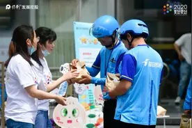 上百名外卖小哥被“骗”，南京人却被这幕“暖”到了……图片