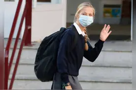 西班牙公主开学！姐姐穿学生装和普通学生一样，妹妹随行刻意低调图片