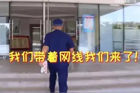 广西一学生在宿舍内用打火机点发胶灭蟑螂图片