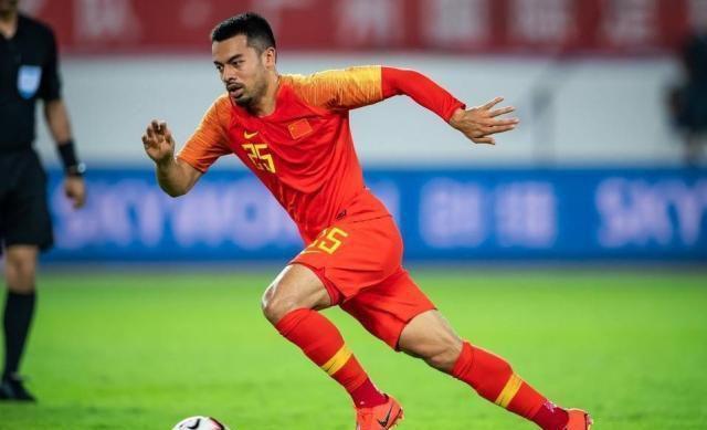 李可:中国首位归化球员,拿球稳传球准!国足最佳中场核心