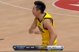 神奇！CBA诞生1.5秒绝杀：全队疯狂庆祝，主帅魔幻舞步抢镜图片