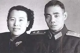 她被总理称作“航空母舰”，与开国中将相恋52年，养育了12个子女图片