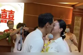 杨祐宁晒照庆祝结婚一周年，求婚领证视频首曝光，甜蜜接吻超幸福图片