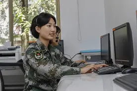 女兵和父亲的对话：您的梦想，我来实现！图片