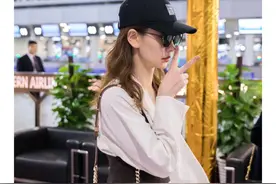 又被戚薇的衣品折服了！“内衣外穿”搭配白色衬衫，潮流感十足图片