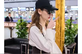 又被戚薇的衣品折服了！“内衣外穿”搭配白色衬衫，潮流感十足图片