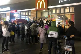 麦当劳爆单？因推半价桶致小程序崩溃 引居民排队抢购图片