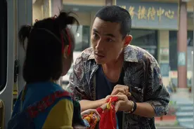 朱一龙为演殡葬师剃寸头，脖子上还戴着条大金链子，网友：剧抛脸图片