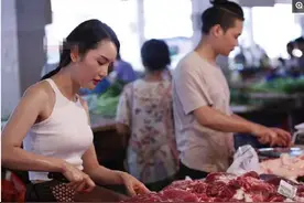 90后美女辞职摆摊卖猪肉成网红，被赞“猪肉西施”，却仍然单身图片