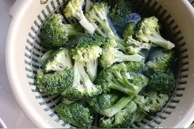 用西兰花做两道好吃减脂私房菜，清脆爽口有食欲，简单实用接地气图片