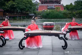 四川成都：川西古镇中国风，洛带偶遇一群弹古筝的小仙女图片