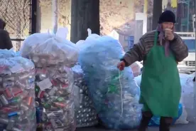 62岁微软程序员，离职后捡瓶子为生，这部纪录片才是真实的美国图片