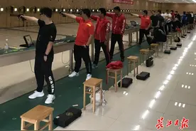 从练习手指夹纸开始，武汉这所学校专出“神枪手”图片