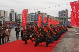 达州900余名新兵启程赴军营图片