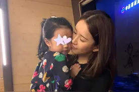 张子萱抱3岁女儿秀妈妈力，安安露正脸像爸爸，母女玩亲亲超有爱图片